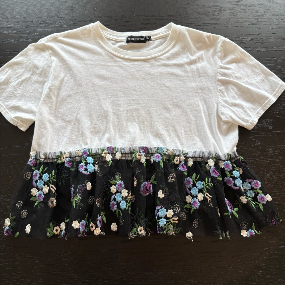 PrettyLittleThing White and Black Floral Cropped Tee